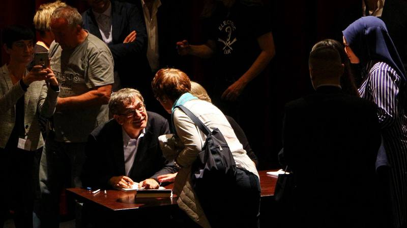 Orhan Pamuk signiert nach der Veranstaltung, Foto: Armin Thiemer