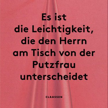 Cover von Es ist die Leichtigkeit, die den Herrn am Tisch von der Putzfrau unterscheidet von Slata Roschal: Rosa Hintergrund, ein silbernes Handmikrofon steckt in Stoff und zieht Falten, schwarzer Titeltext.